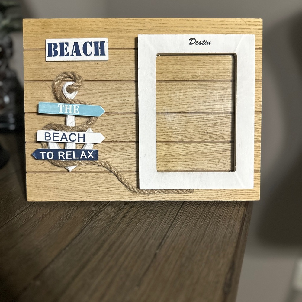 Destin Beach Photo frame, excellent used condition. Pet/smoke free home.